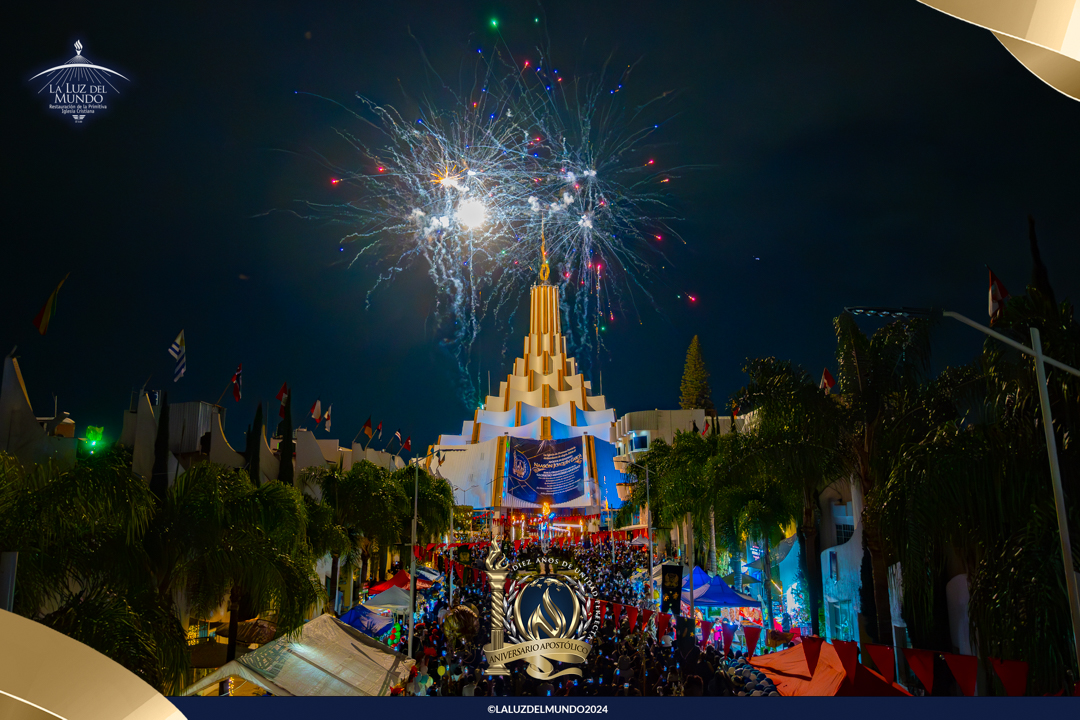 Celebración nocturna con fuegos artificiales sobre el templo iluminado